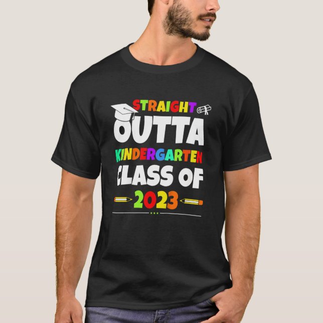 Kids Straight out Kindergarten Klasse von 2023 App T-Shirt (Vorderseite)