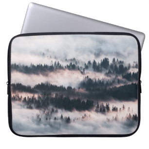 KIEFERN DIE MIT SCHNEE BEDeckt SIND Laptopschutzhülle