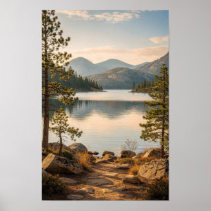 Kiefern gerahmter See bei Morgendämmerung Wilderne Poster