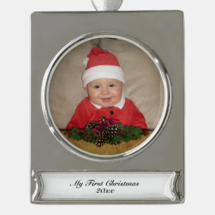 Kiefern-Kegel und Band-erstes Weihnachten Banner-Ornament Silber