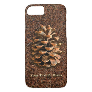 Kiefernkone auf gefallenen Nadeln title_seo2