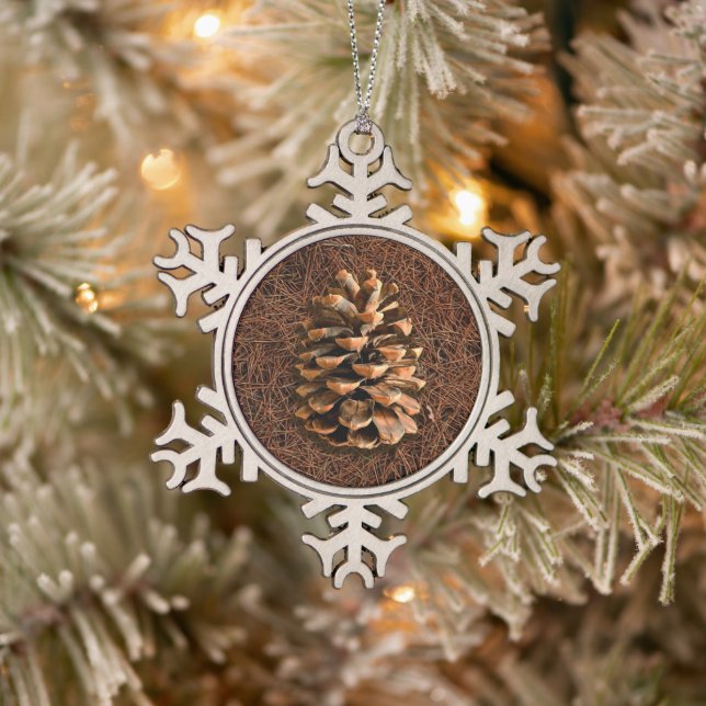 Kiefernkone auf gefallenen Nadeln Schneeflocken Zinn-Ornament (Baum)