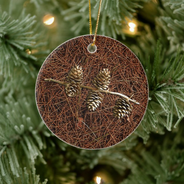 Kiefernzapfen an gefallenen Nadeln Keramikornament (Baum)