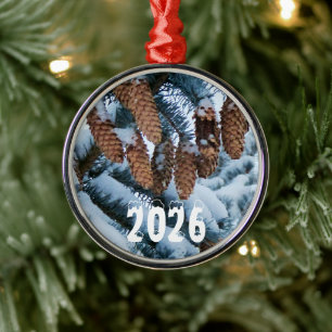 Kiefernzapfen auf einem mit Schnee bedeckten Pinie Ornament Aus Metall