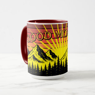 Kieferwald über Bergen und Retro-Sonnenuntergang Tasse