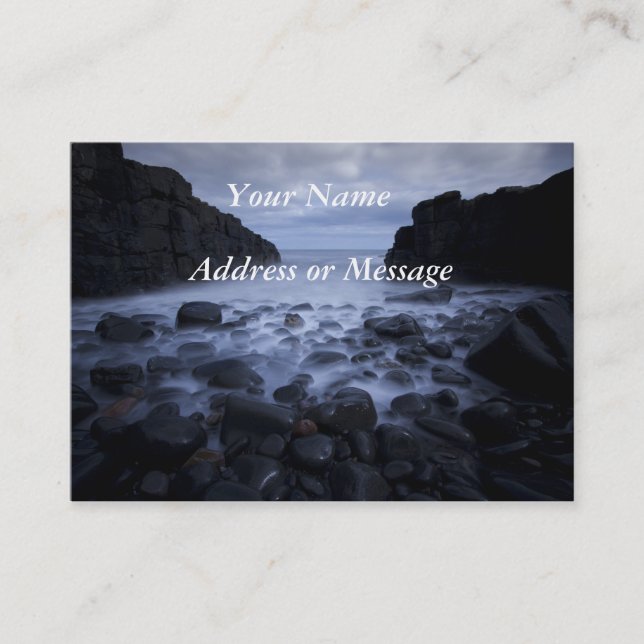 Kies und Felsen entlang der Küste des Ozeans. Busi Visitenkarte (Vorderseite)