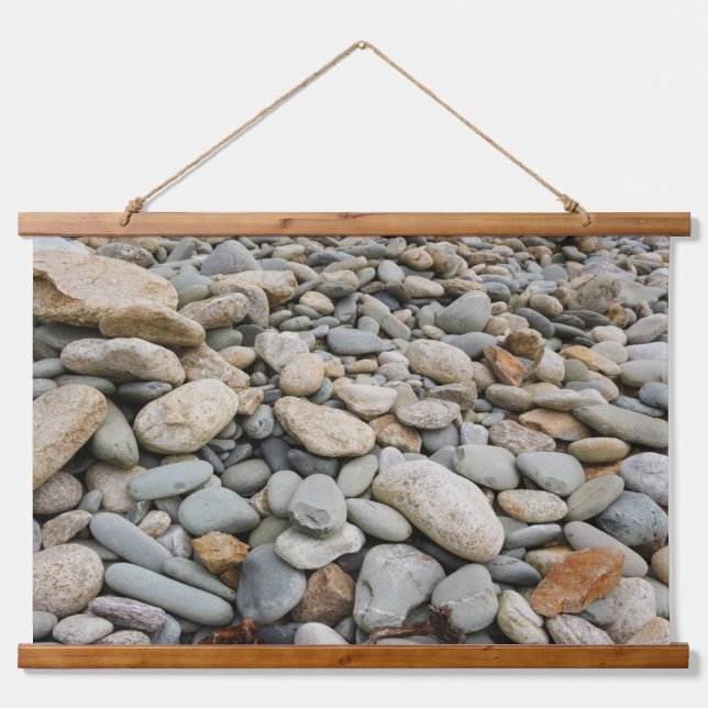 Kiesel an der Küste Wandteppich Mit Holzrahmen (Vorne)