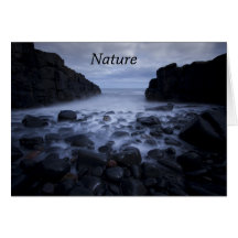 Kiesel und Felsen entlang der Küste des Ozeans