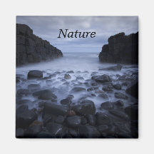 Kiesel und Felsen entlang der Küste