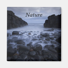 Kiesel und Felsen entlang der Küste Magnet