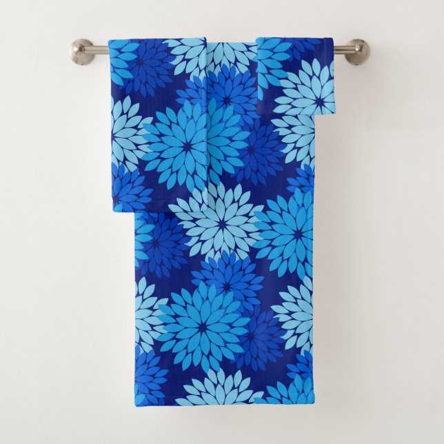 Kimono floral moderne imprimé, Pastel Blue et Indi (En situation)