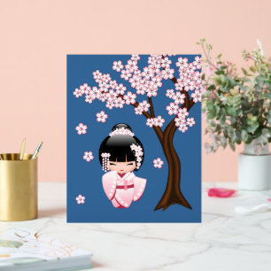 Kimono rose Kawaii Poupée Kokeshi sur fond bleu