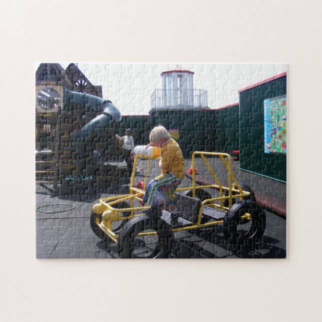 Kind, das auf Spielplatz-Jeep-Puzzlespiel klettert (Horizontal)