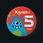 Kind drei mit Augen Alien Name-Taste Button<br><div class="desc">Kindergeburtstag freundliches Alien Abzeichen / Button anpassen mit dem Namen Ihrer Wahl bis zu 6 Buchstaben für diese besondere Touch. Dieses Beispiel lautet "Xavier". Entworfen von www.my.littleeden.com</div>