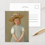 Kind in einem Strohhut | Mary Cassatt Postkarte<br><div class="desc">Kind in einem Strohhut (1886) von der amerikanischen Impressionistin Mary Cassatt. Original-Kunstwerk ist ein Ölgemälde auf der Leinwand, das ein Portrait eines jungen Mädchens in einem übergroßen Strohhut darstellt und einen schlichten grauen Pinavor trägt. Der ernsthafte Ausdruck auf dem Gesicht des Mädchens Set dieses Bild, abgesehen von Cassatts ähnlichen Porträts...</div>