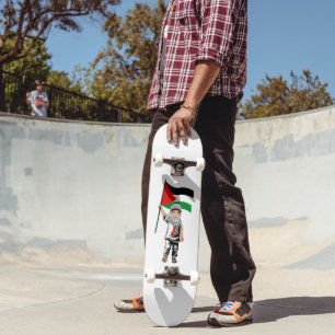 Kind mit Keffiyeh Palästina-Flagge Skateboard
