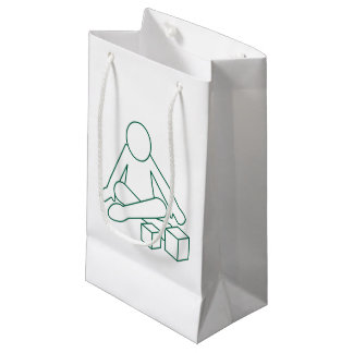 Kind mit Kubikgeschenktasche Kleine Geschenktüte