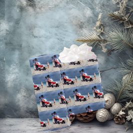 Kind sieht Santa Claus an, am Strand sitzen Geschenkpapier