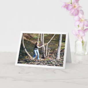 Kind spielt im Wald Karte