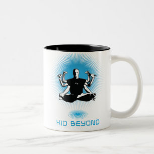 Kind über Tasse hinaus