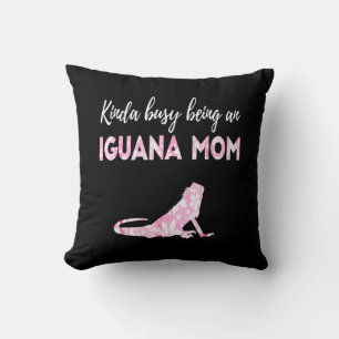 Kinda beschäftigt sich als Iguana-Mama Kissen