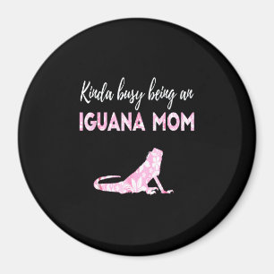 Kinda beschäftigt sich als Iguana-Mama Magnet
