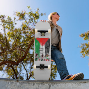 Kinder aus Gaza malen die palästinensische Flagge  Skateboard
