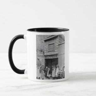 Kinder außerhalb der Werkstatt John-Pfund Tasse