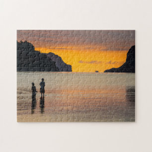 Kinder beim Fischen bei Sonnenuntergang