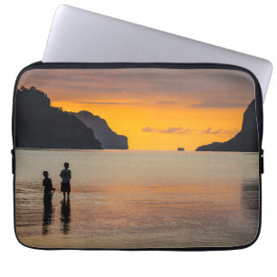 Kinder beim Fischen bei Sonnenuntergang Laptopschutzhülle