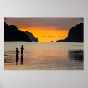 Kinder beim Fischen bei Sonnenuntergang Poster