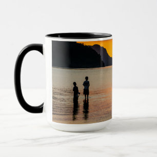Kinder beim Fischen bei Sonnenuntergang Tasse