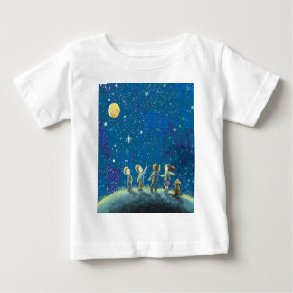 Kinder beim nächtlichen Himmel Baby T-shirt