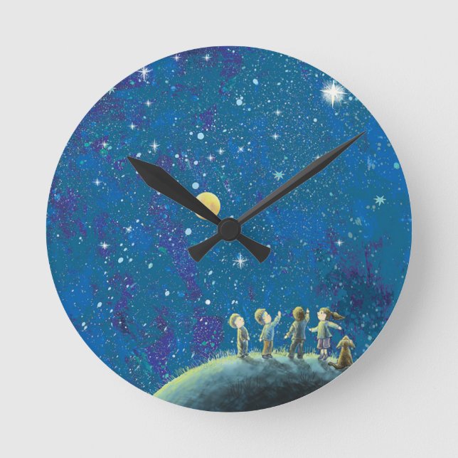 Kinder beim nächtlichen Himmel Runde Wanduhr (Vorderseite)