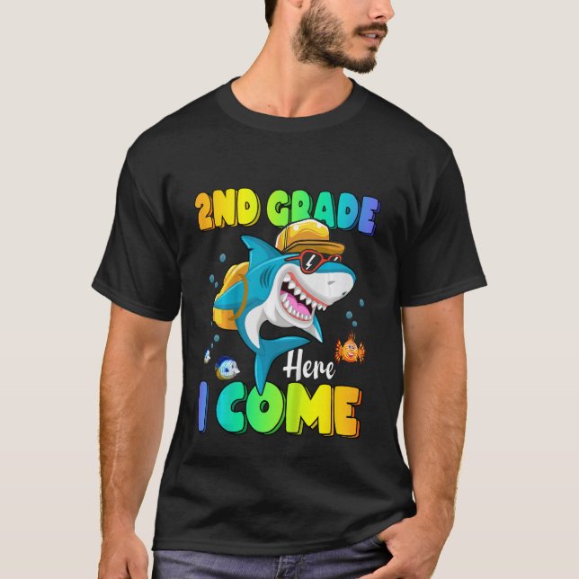 Kinder der zweiten Klasse hier kommen ich Hai Ruck T-Shirt (Vorderseite)