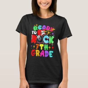 Kinder, die auf der 7. Klasse Gitarre sitzen und w T-Shirt