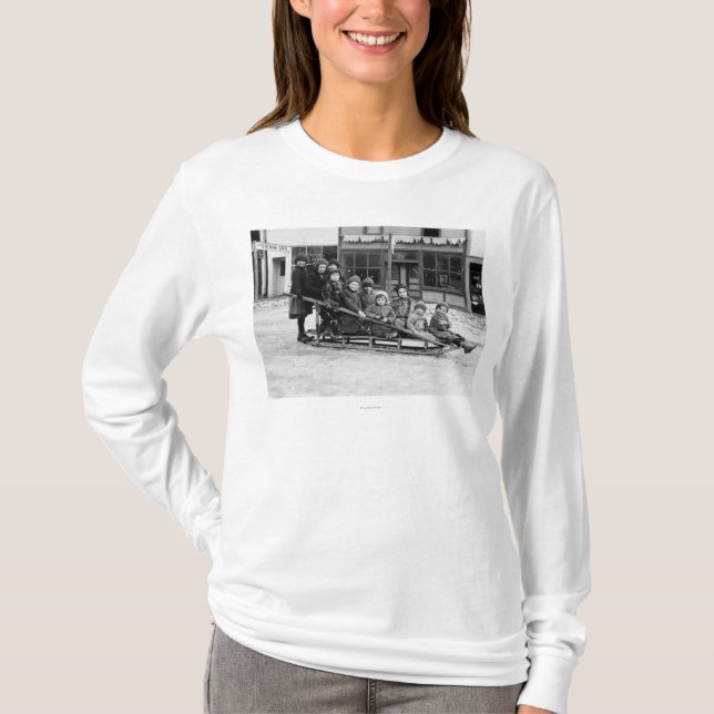Kinder, die auf Pferdeschlitten in Seward spielen T-Shirt (Vorderseite)