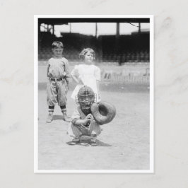Kinder, die Baseball spielen Postkarte