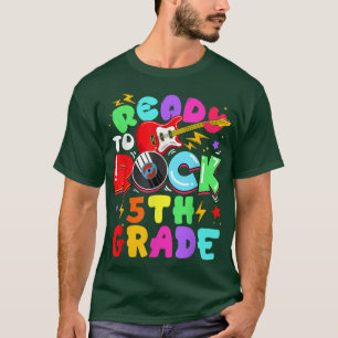 Kinder, die bereit sind, Gitarre der 5. Klasse wie T-Shirt