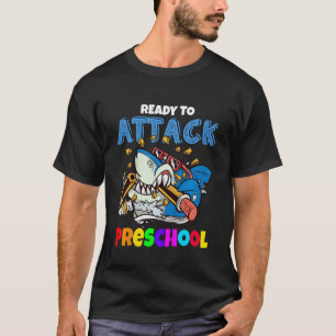 Kinder, die bereit sind, vorschulische Jungen zu a T-Shirt
