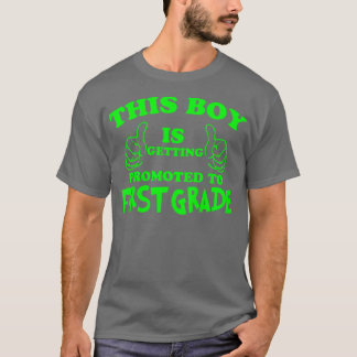 Kinder, die dieser Junge zum ersten Klasse G beför T-Shirt