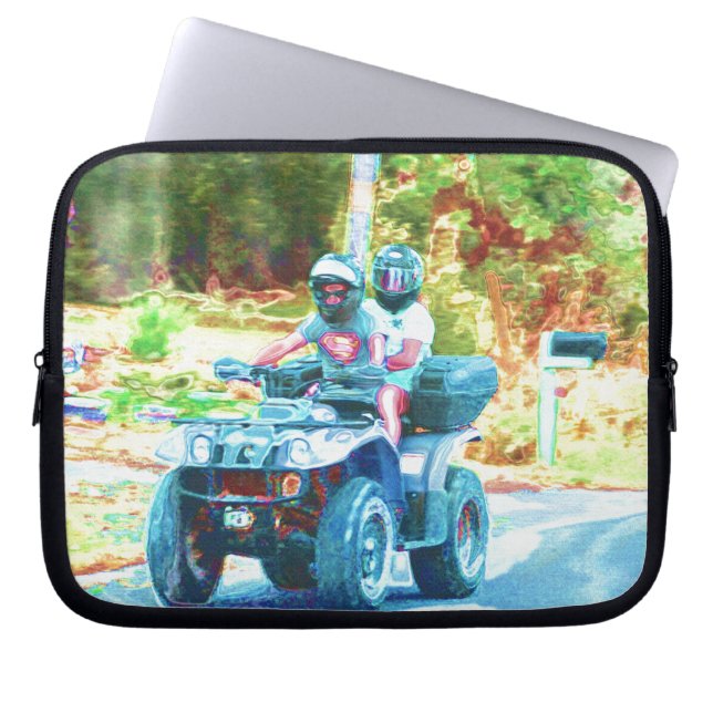 Kinder, die ein ATV-Geländefahrzeug auf der Straße Laptopschutzhülle (Vorderseite)