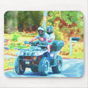 Kinder, die ein ATV-Geländefahrzeug auf der Straße Mousepad