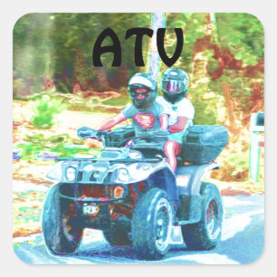 Kinder, die ein ATV-Geländefahrzeug auf der Straße Quadratischer Aufkleber