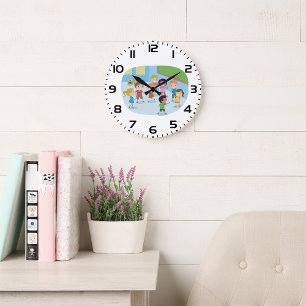 Kinder, die im Klassenzimmer spielen Große Wanduhr