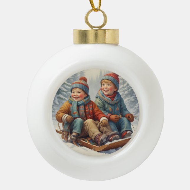 Kinder, die im Schneeflocken spielen Gerahmtes Orn Keramik Kugel-Ornament (Vorderseite)