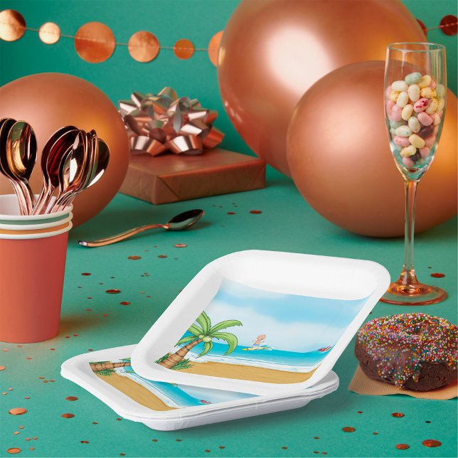 Kinder, die im Sommer im tropischen Beach Fun surf Pappteller (Von Creator hochgeladen)