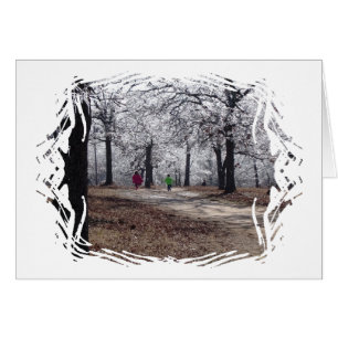 Kinder, die im Winter spielen