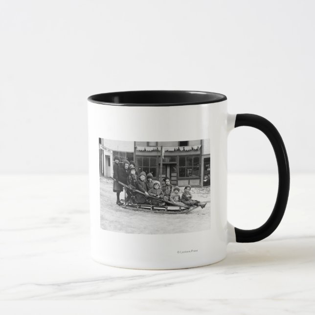 Kinder, die in Seward auf Schlitten spielen Tasse (Rechts)