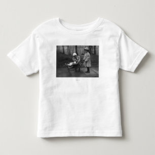 Kinder, die mit Campbell-Kinderpuppe spielen Kleinkind T-shirt